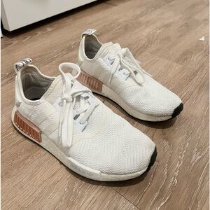 Women’s Adidas tennis shoes. Size 7